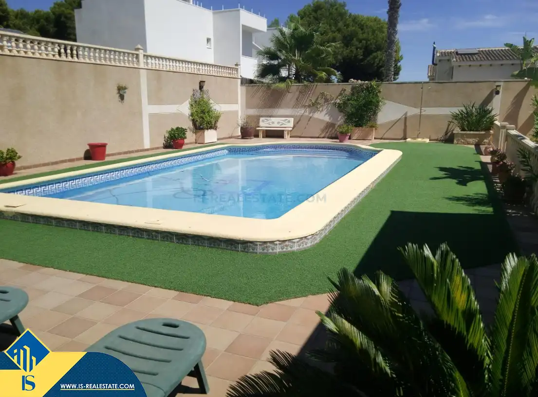 Chalet con piscina en venta en Los Balcones - Los Altos, imagen 3
