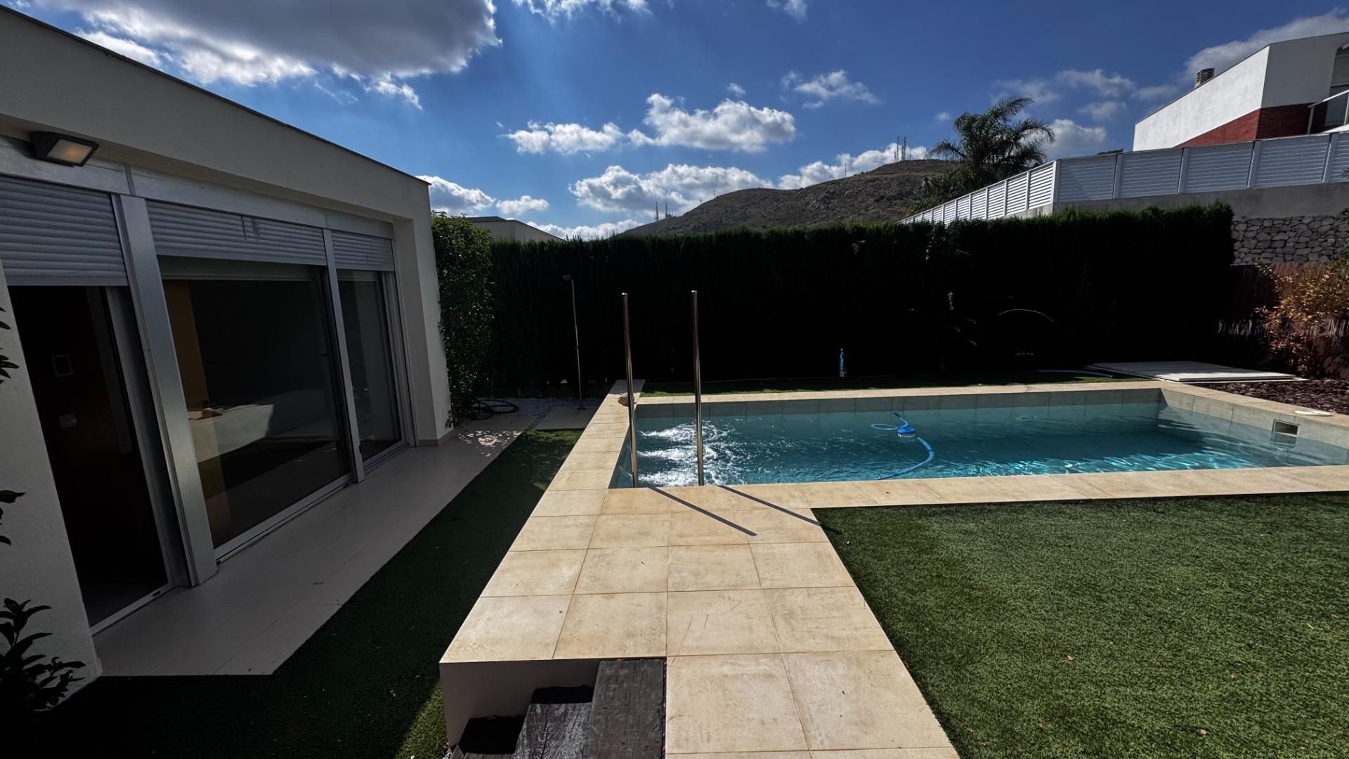 Schwimmbecken von Einfamilien-Reihenhaus miete in Torrent mit Klimaanlage, Schwimmbad und Alarm
