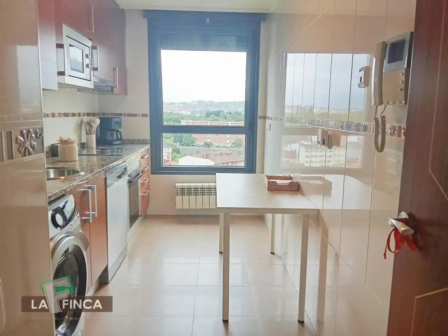Cuina de Pis de lloguer en Oviedo  amb Traster i Moblat