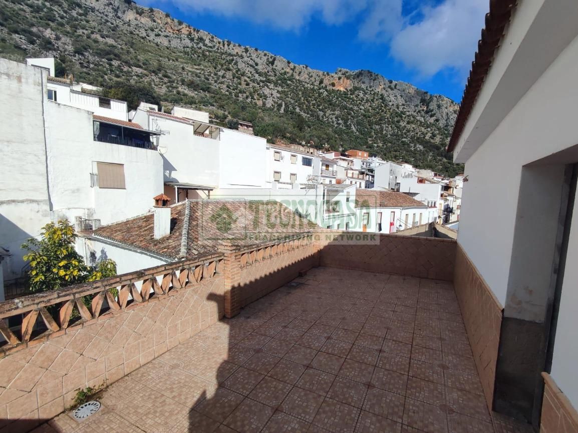 Vista exterior de Casa adosada en venda en Benaoján amb Terrassa