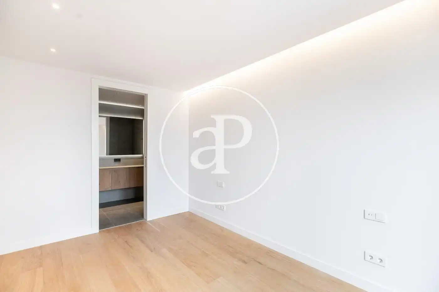 Wohnung zum Verkauf in Barcelona mit Klimaanlage, Heizung und Privatgarten