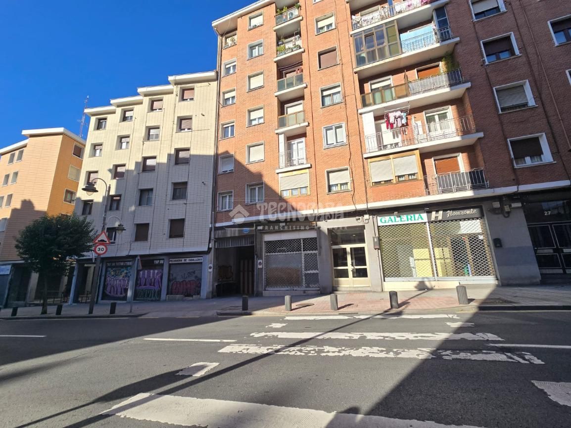 Vista exterior de Garatge en venda en Bilbao 