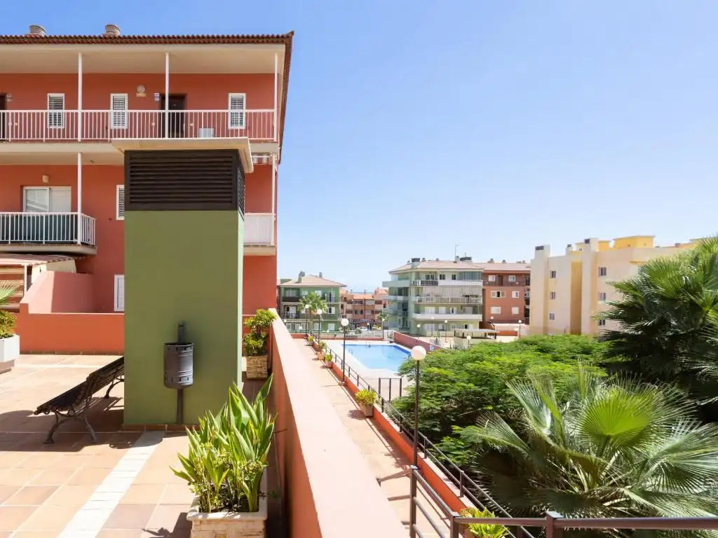 Piscina de Apartamento de alquiler en Candelaria con Amueblado, Horno y Lavadora