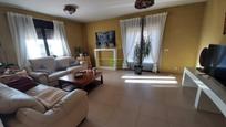 Sala d'estar de Casa adosada en venda en Onzonilla