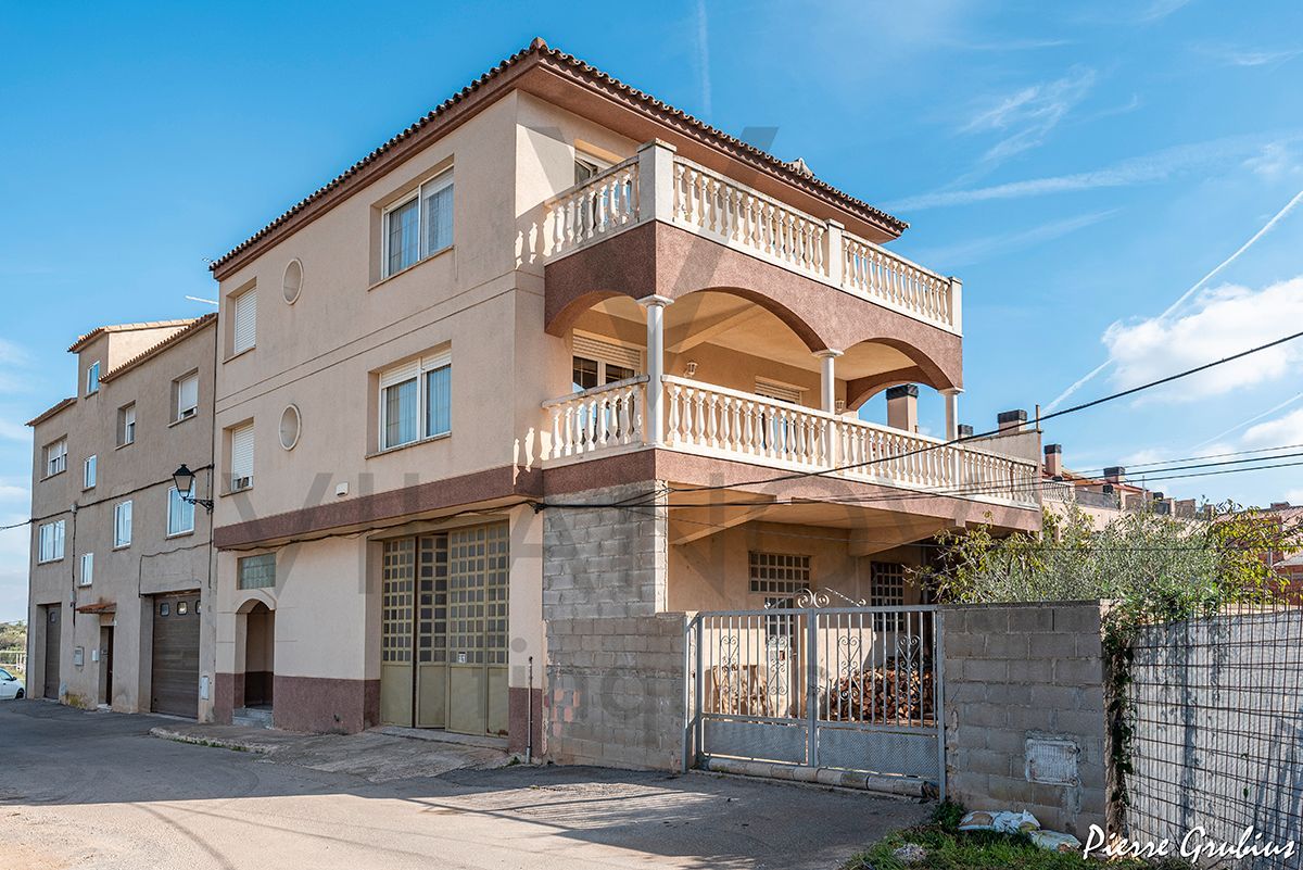 Vista exterior de Casa adosada en venda en La Selva del Camp amb Jardí privat, Terrassa i Balcó