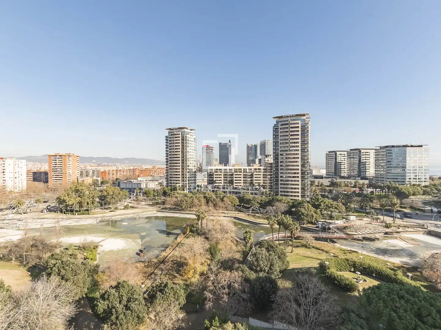 Außenansicht von Wohnung zum Verkauf in Barcelona mit Klimaanlage, Heizung und Privatgarten