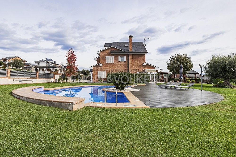 Vista exterior de Casa o xalet en venda en Palau-solità i Plegamans amb Aire condicionat, Calefacció i Jardí privat