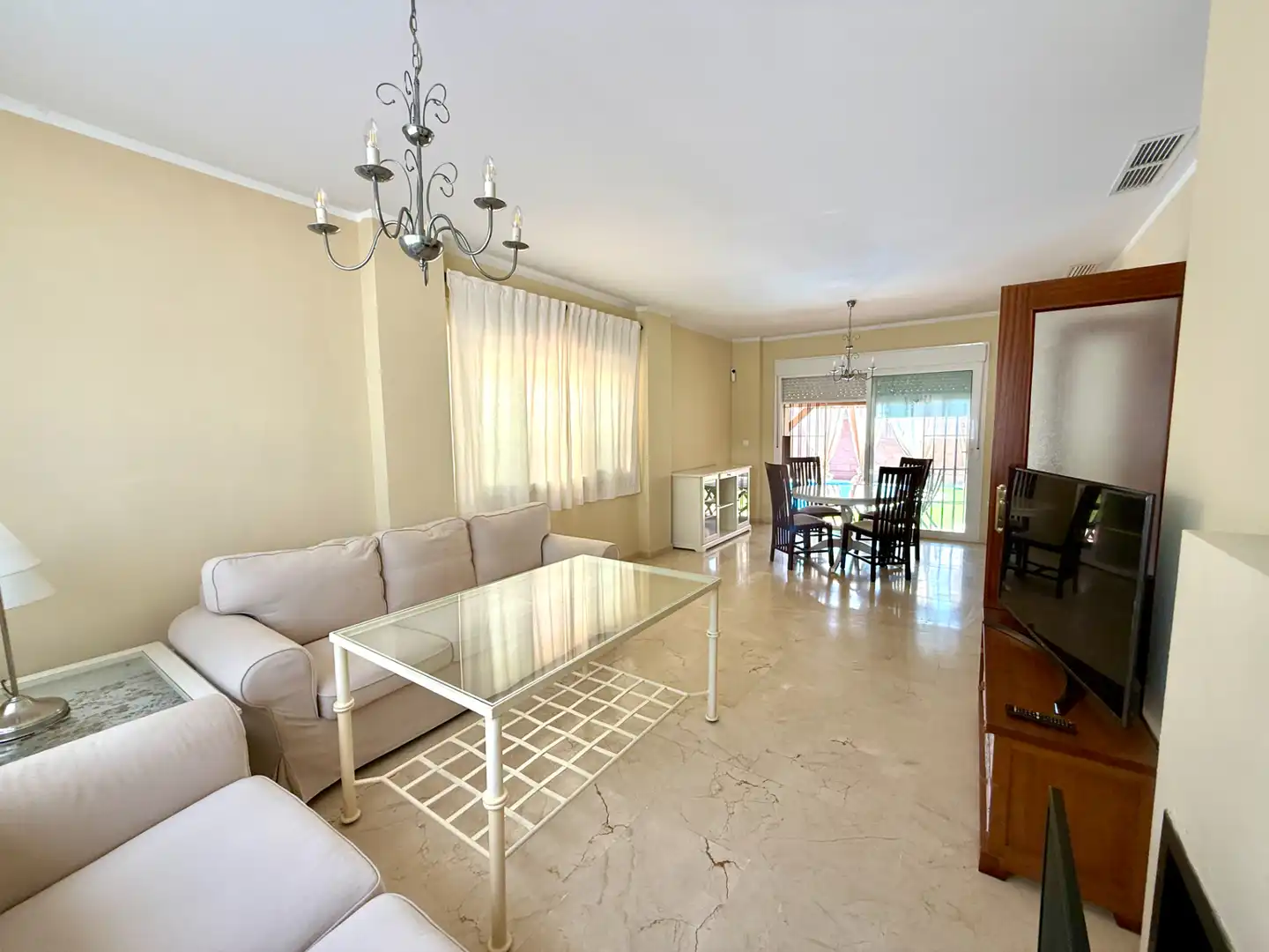 Sala d'estar de Casa adosada en venda en Espartinas amb Jardí privat, Terrassa i Piscina