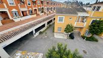 Vista exterior de Casa o xalet en venda en Dos Hermanas amb Aire condicionat, Terrassa i Moblat