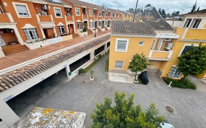 Vista exterior de Casa o xalet en venda en Dos Hermanas amb Aire condicionat, Terrassa i Moblat