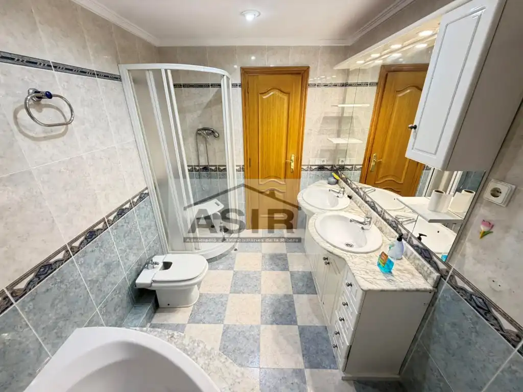 Baño de Piso de alquiler en Alzira con Balcón