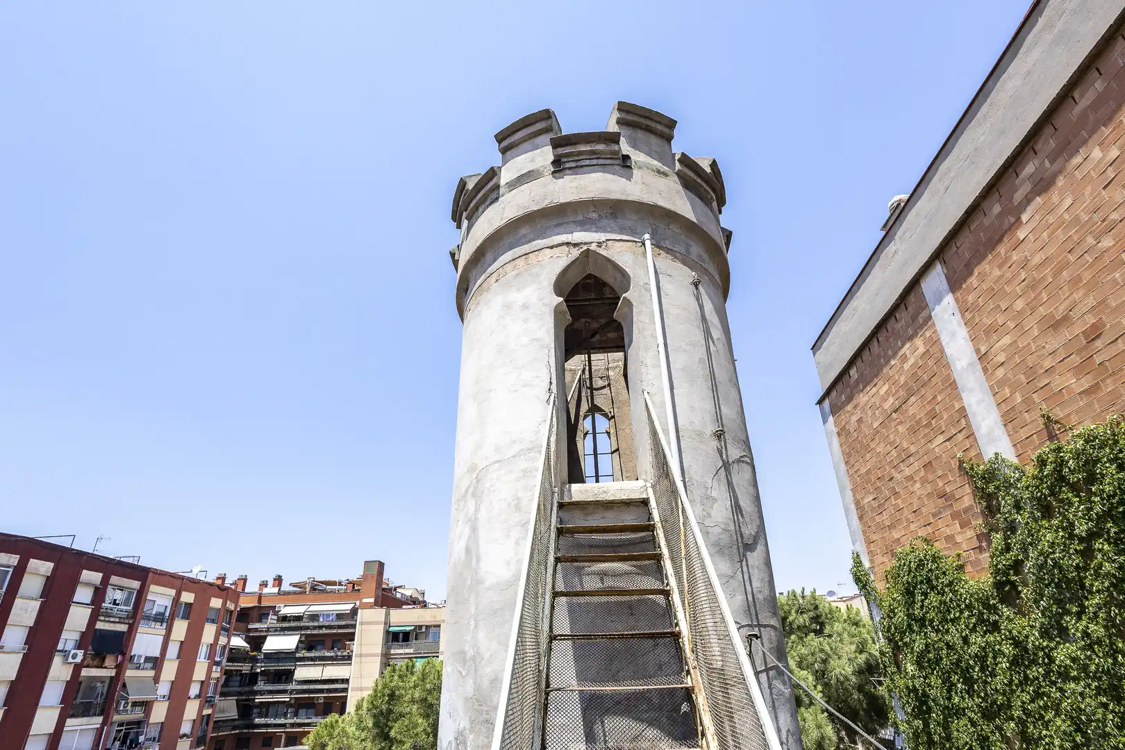 Vista exterior de Edifici en venda en Sant Boi de Llobregat