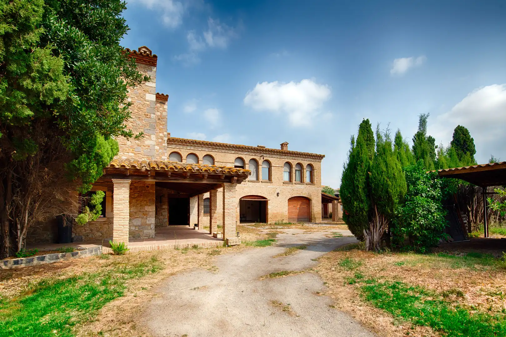 Vista exterior de Finca rústica en venda en Castelló d'Empúries amb Jardí privat i Piscina