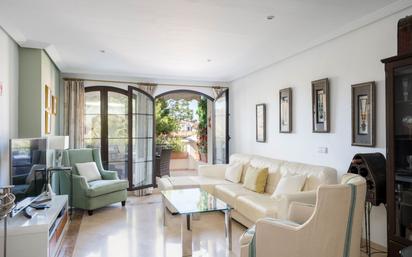 Sala d'estar de Apartament en venda en Benahavís amb Terrassa