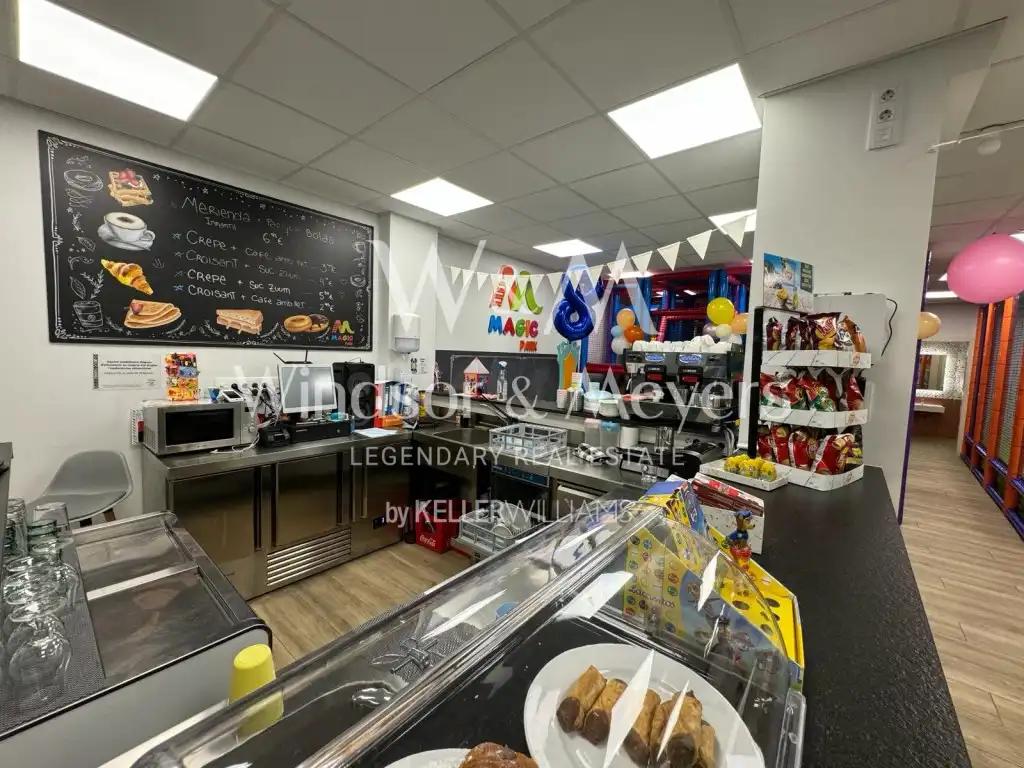Locale commerciale in affitto a Av. de les Escoles 22, imagen 3