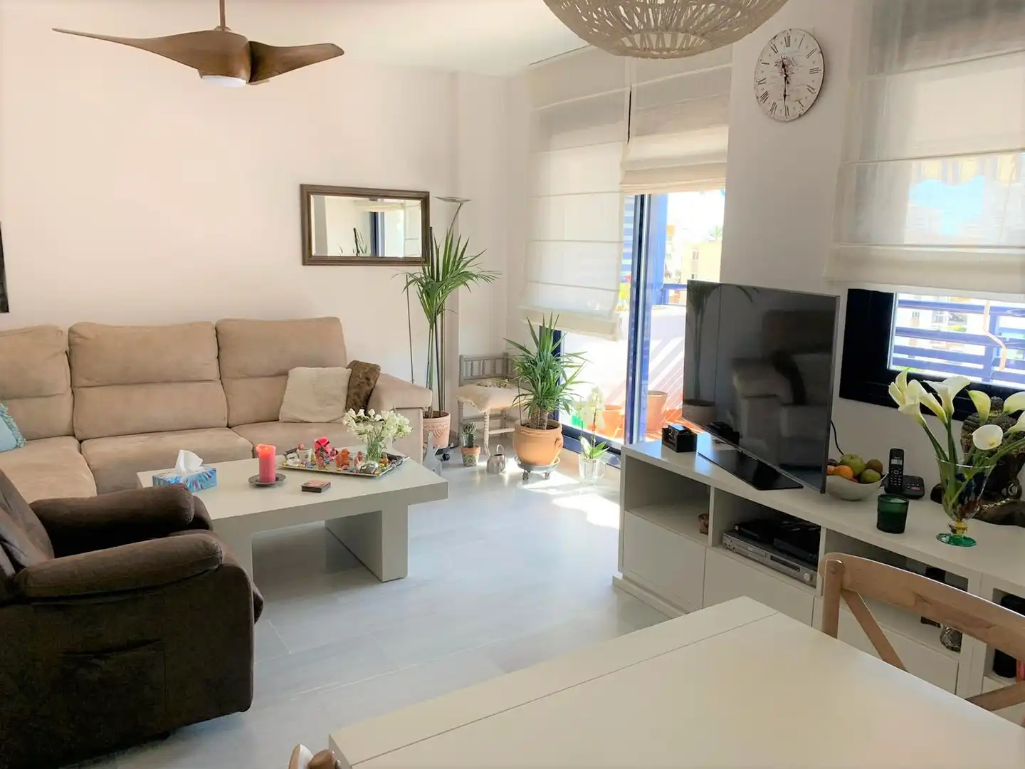 Wohnzimmer von Dachboden zum Verkauf in Estepona mit Klimaanlage, Heizung und Terrasse