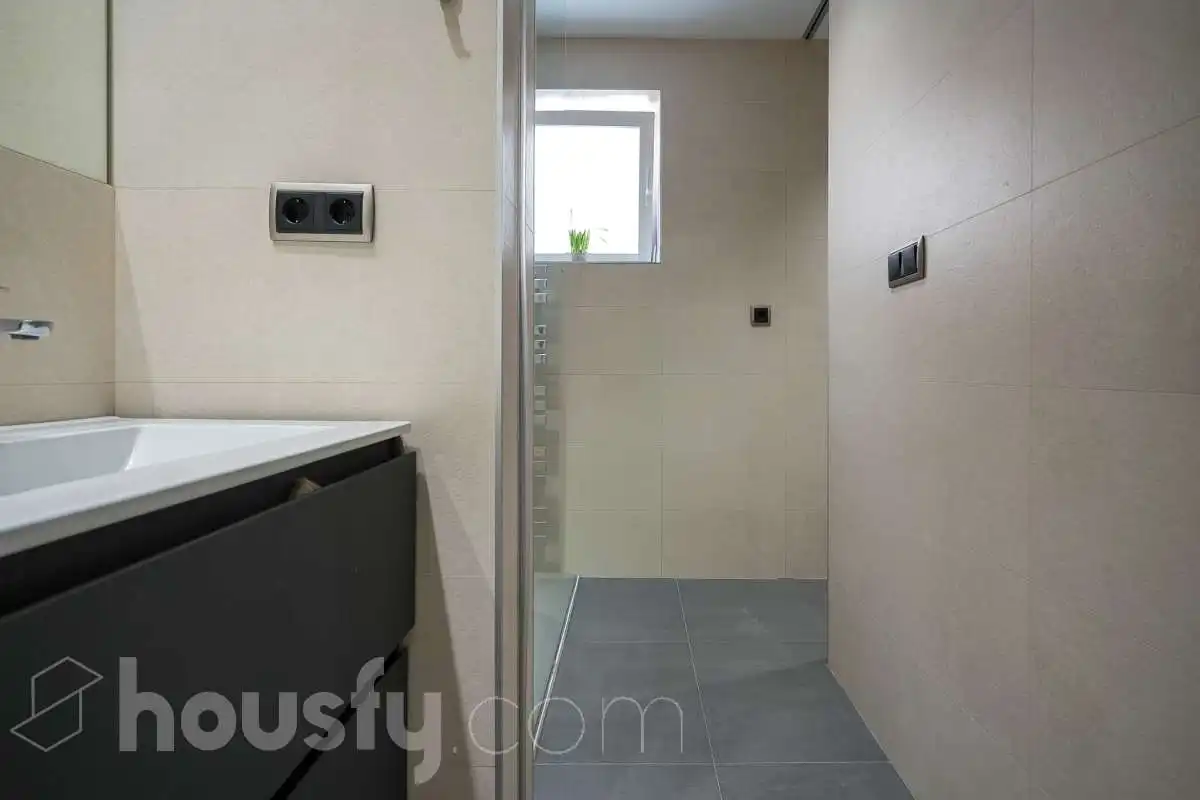 Bathroom of Duplexes for sale in Madrid  with Air Conditioner, Heating and Storage room