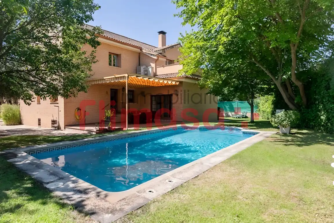 Vista exterior de Casa o chalet en venta en Villaviciosa de Odón con Aire acondicionado, Calefacción y Jardín privado