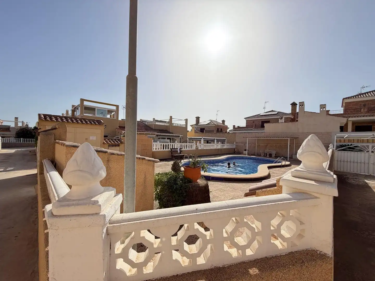 Piscina de Casa adosada en venda en Torrevieja amb Aire condicionat, Calefacció i Jardí privat