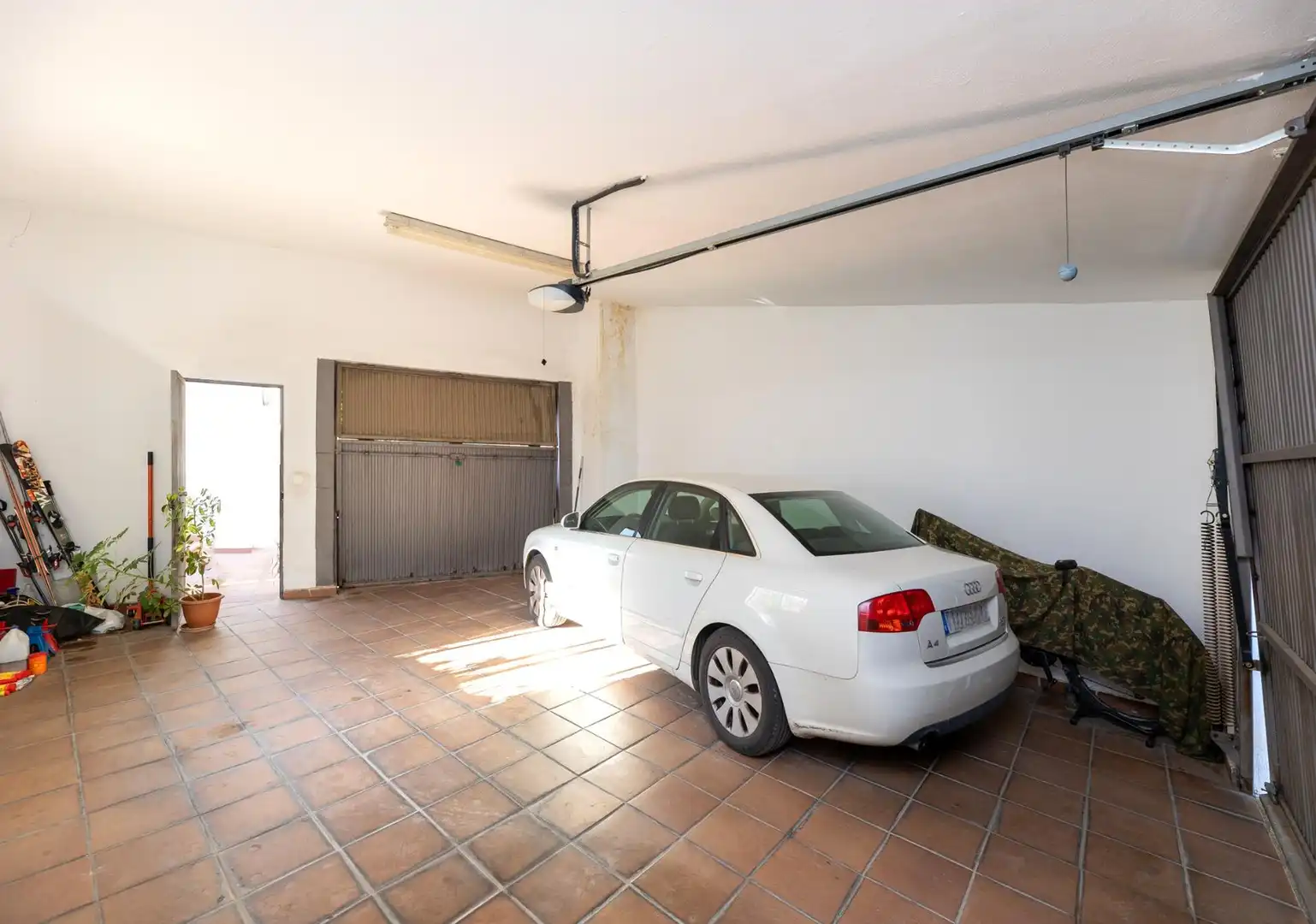 Parking de Casa o chalet en venta en Cájar con Calefacción, Piscina y Alarma