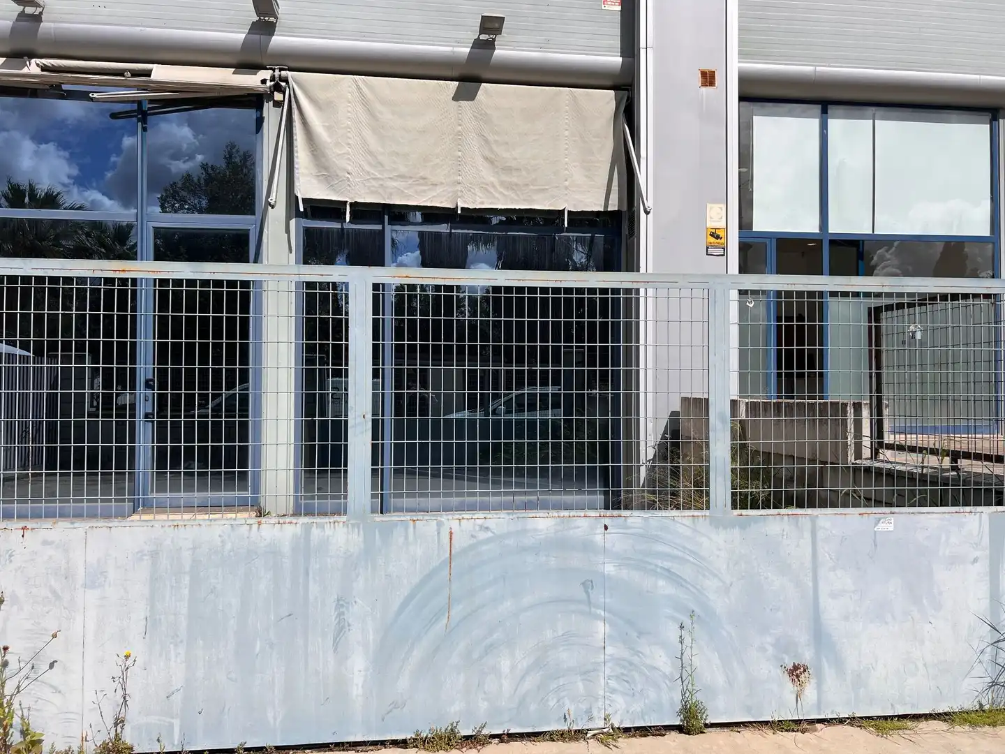 Außenansicht von Fabrikhallen zum Verkauf in Bollullos de la Mitación