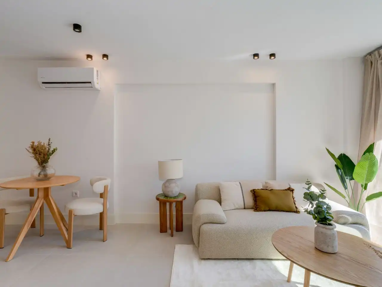Living room of Flat for sale in Marbella  with Air Conditioner, Terrace and Balcony
