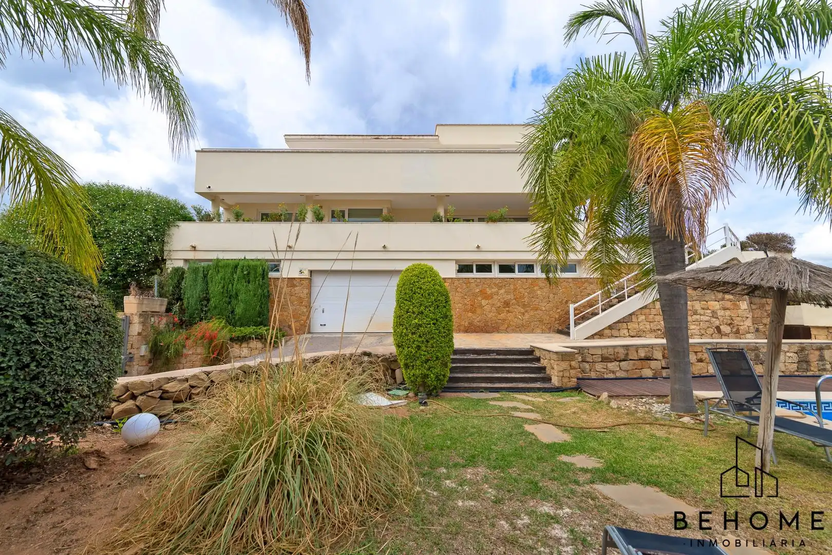 Vista exterior de Casa o xalet en venda en Alhaurín de la Torre amb Aire condicionat, Jardí privat i Terrassa