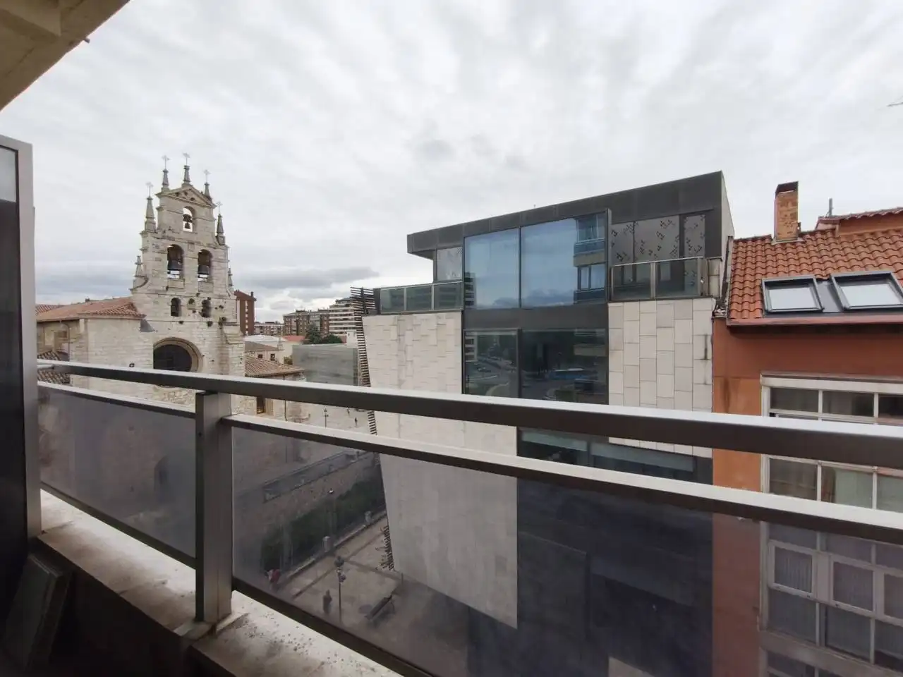 Vista exterior de Pis en venda en Burgos amb Calefacció, Terrassa i Alarma