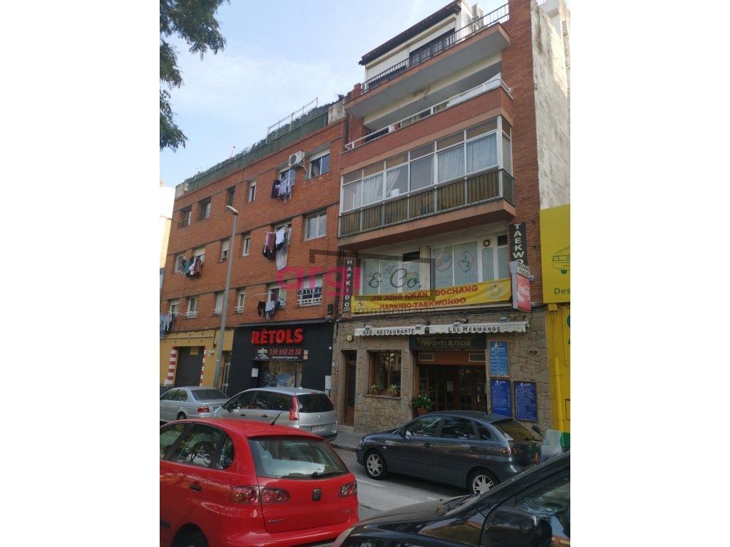 Vista exterior de Edifici en venda en Viladecans