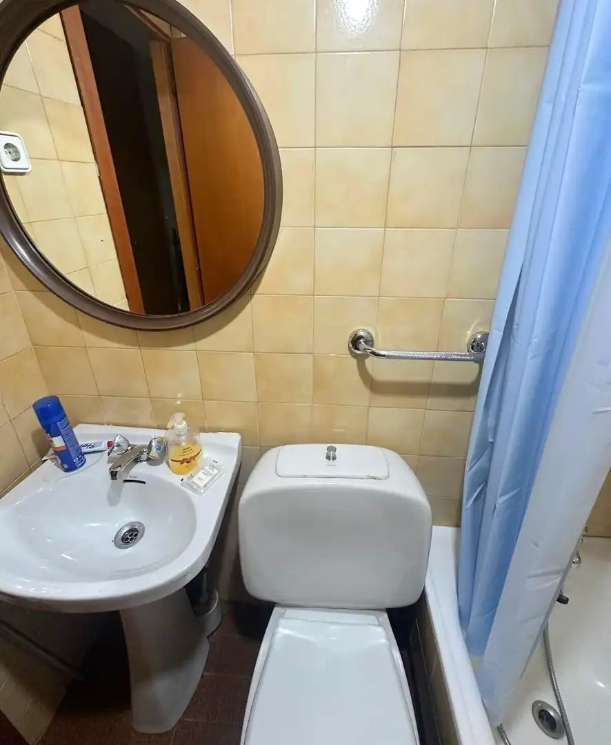 Bany de Pis en venda en León Capital  amb Calefacció, Parquet i Terrassa