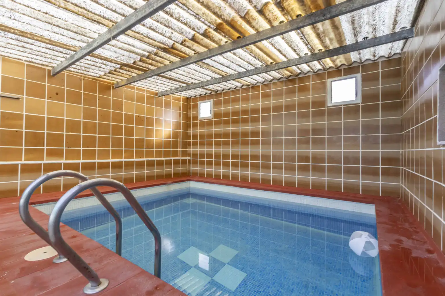 Piscina de Casa adosada en venta en Chelva con Calefacción, Terraza y Trastero