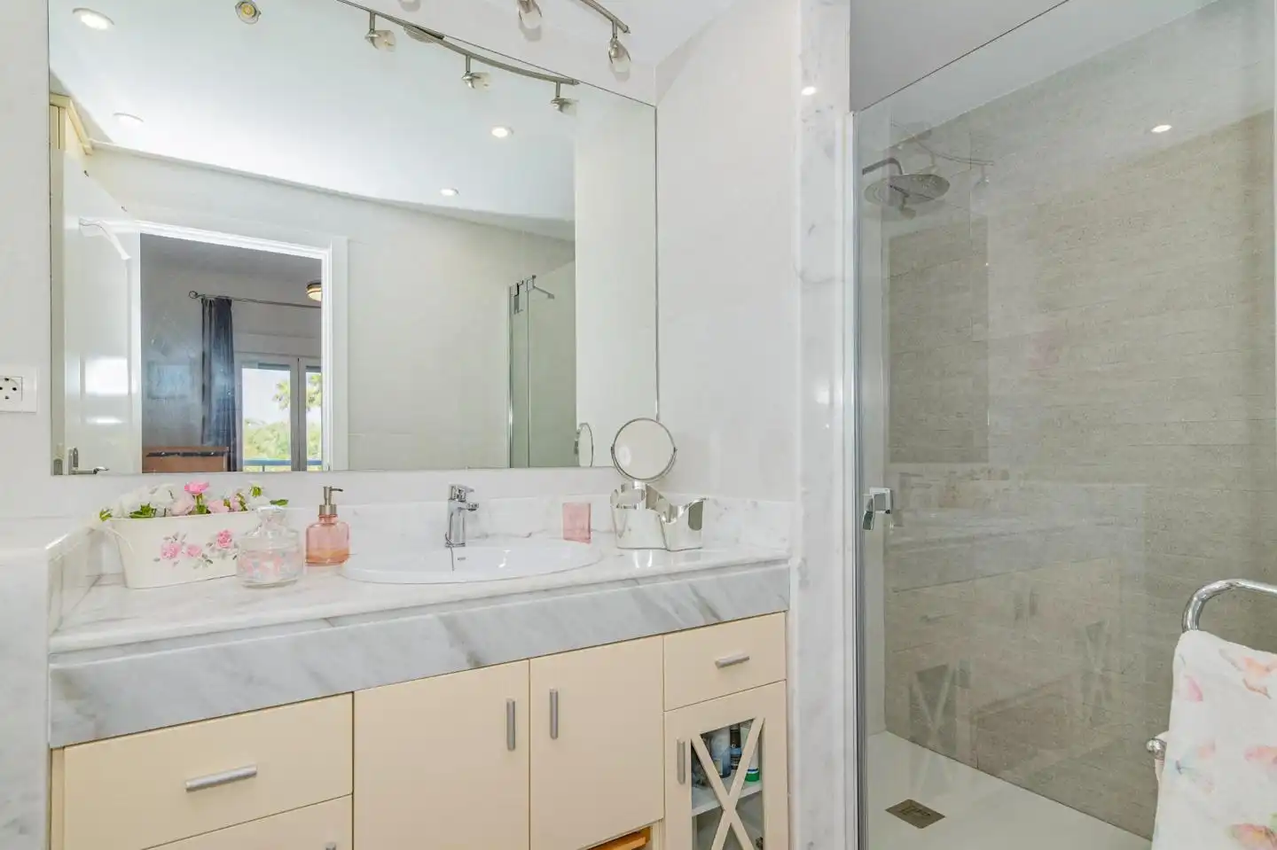 Baño de Piso en venta en Motril con Terraza y Piscina comunitaria