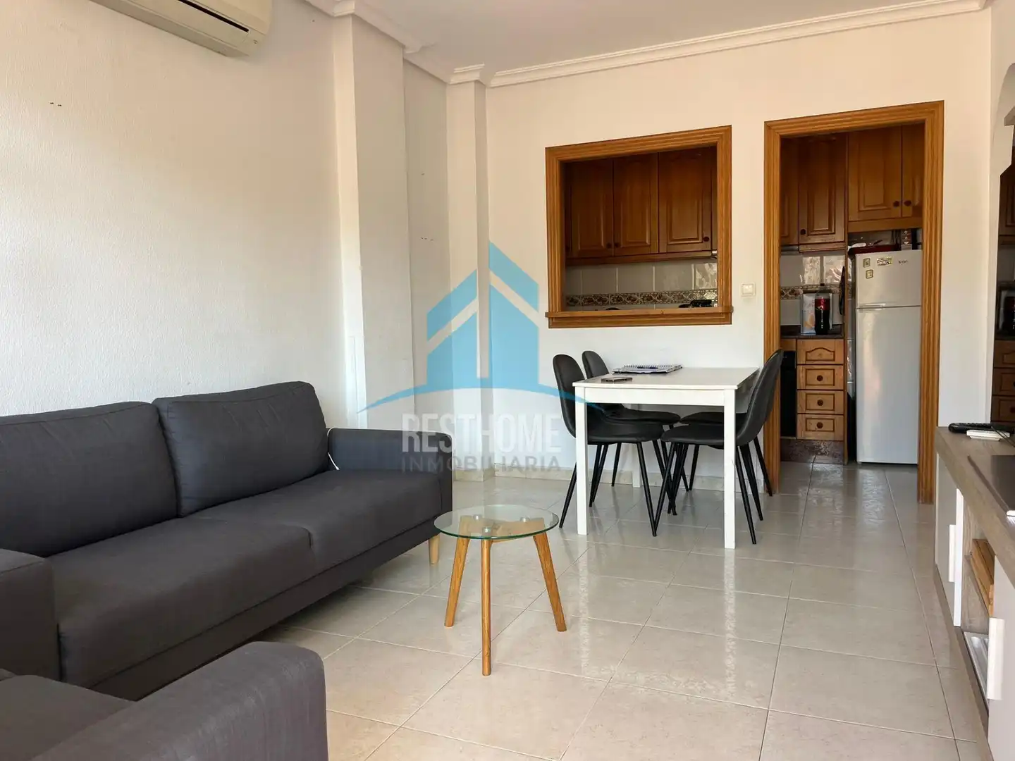 Sala d'estar de Apartament en venda en Torrevieja amb Aire condicionat, Jardí privat i Terrassa