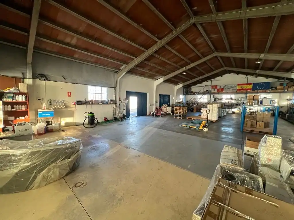 Nave industrial en venta en Nava de la Asunción
