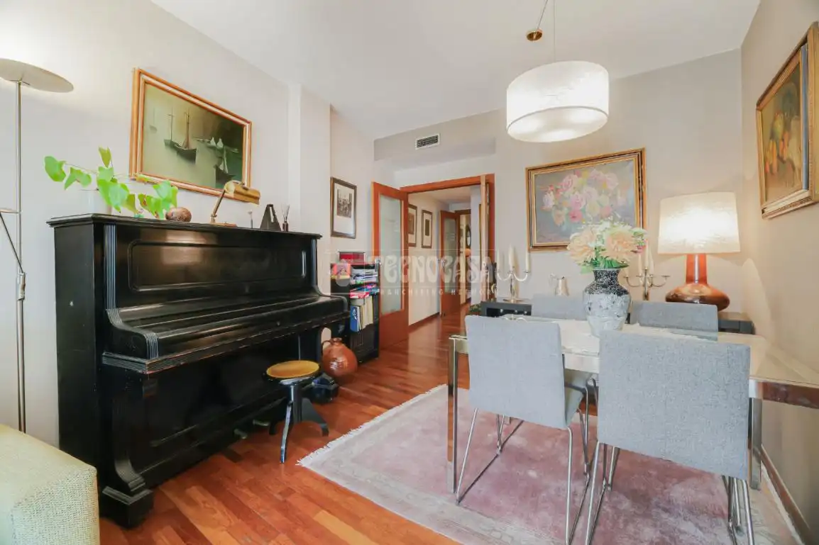 Comedor de Piso en venta en Barcelona con Balcón