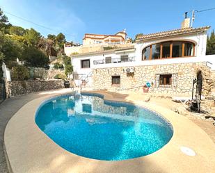 Vista exterior de Casa o xalet en venda en Calpe / Calp amb Aire condicionat, Jardí privat i Terrassa