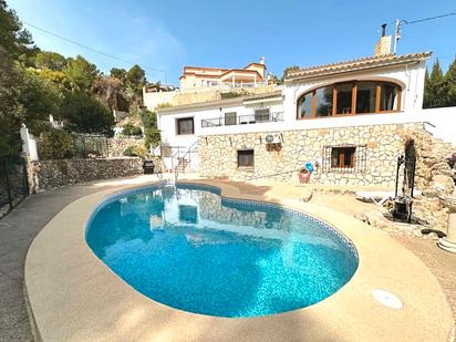 Vista exterior de Casa o xalet en venda en Calpe / Calp amb Aire condicionat, Jardí privat i Terrassa