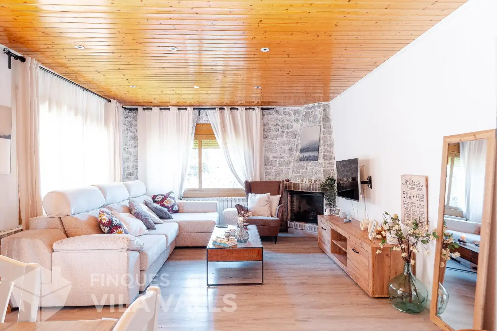 Sala d'estar de Casa o xalet en venda en Sant Quirze Safaja amb Jardí privat, Parquet i Terrassa