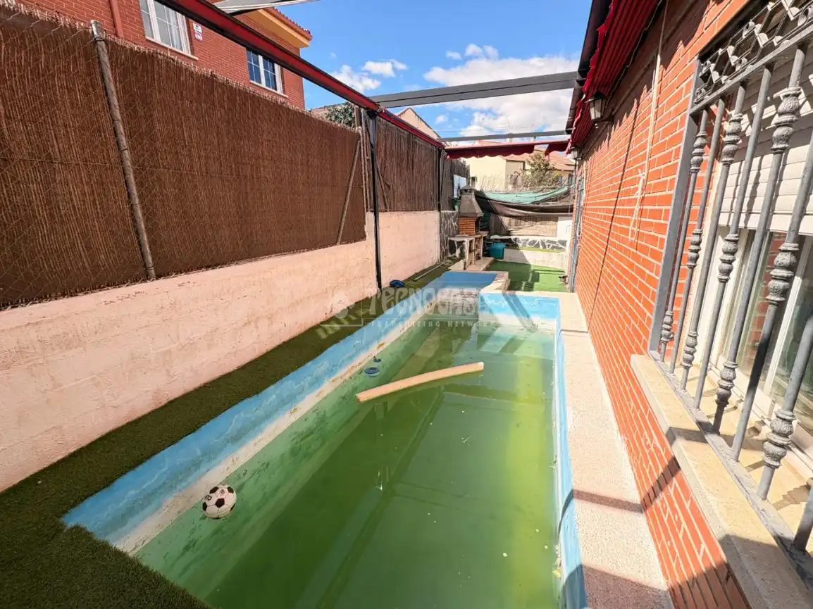 Piscina de Casa adosada en venta en Loeches