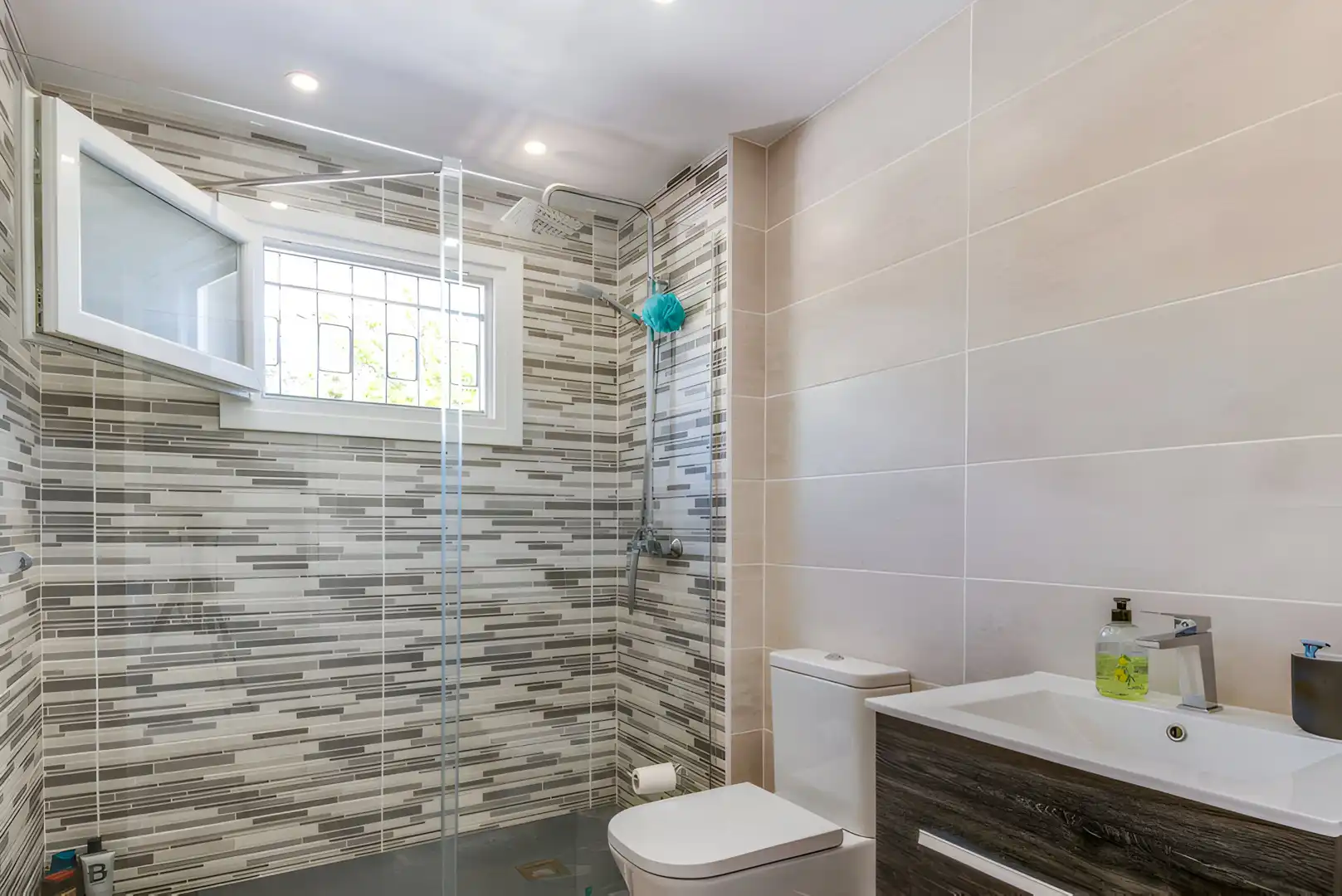 Bathroom of Detached homes for sale in Almería  with Air Conditioner, Terrace and Swimming Pool