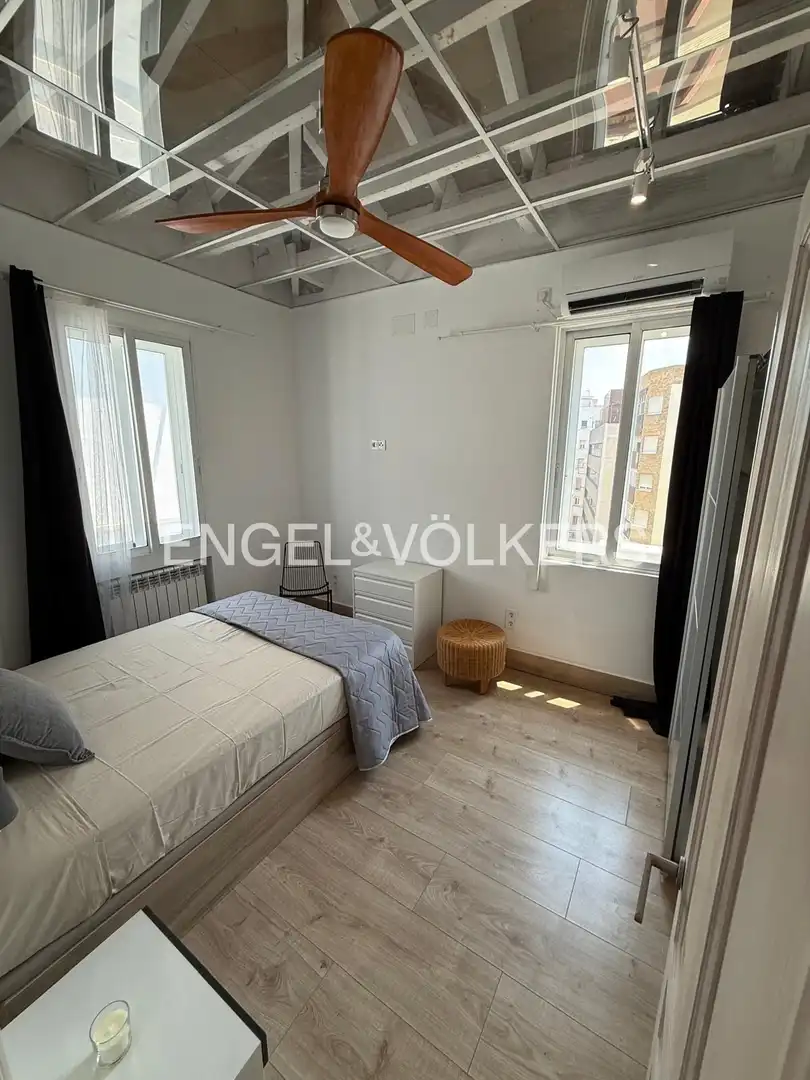 Schlafzimmer von Dachboden zur Miete in Madrid mit Klimaanlage, Heizung und Parkett