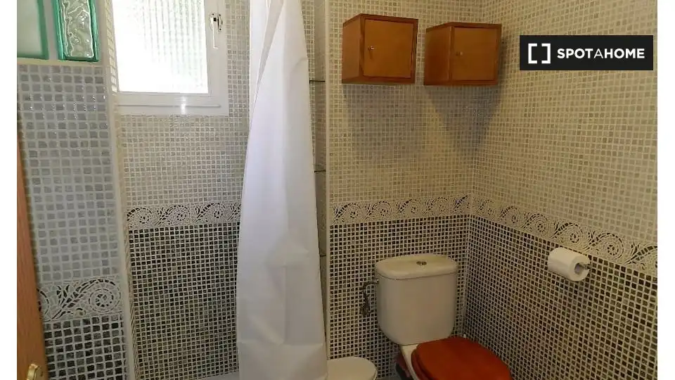 Badezimmer von Wohnung zur Miete in Madrid mit Klimaanlage, Heizung und Möbliert