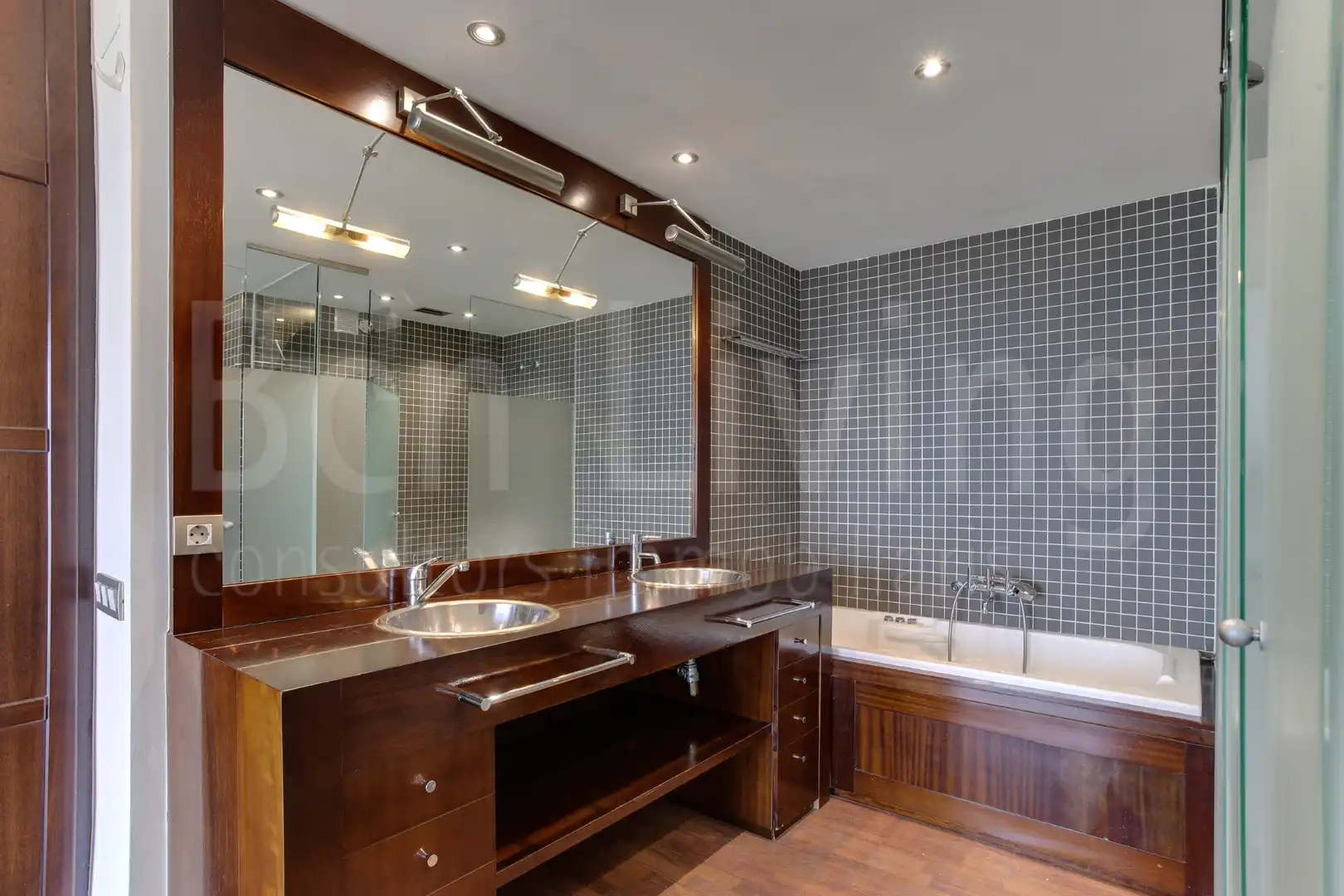 Baño de Piso de alquiler en Barcelona con Aire acondicionado, Terraza y Trastero