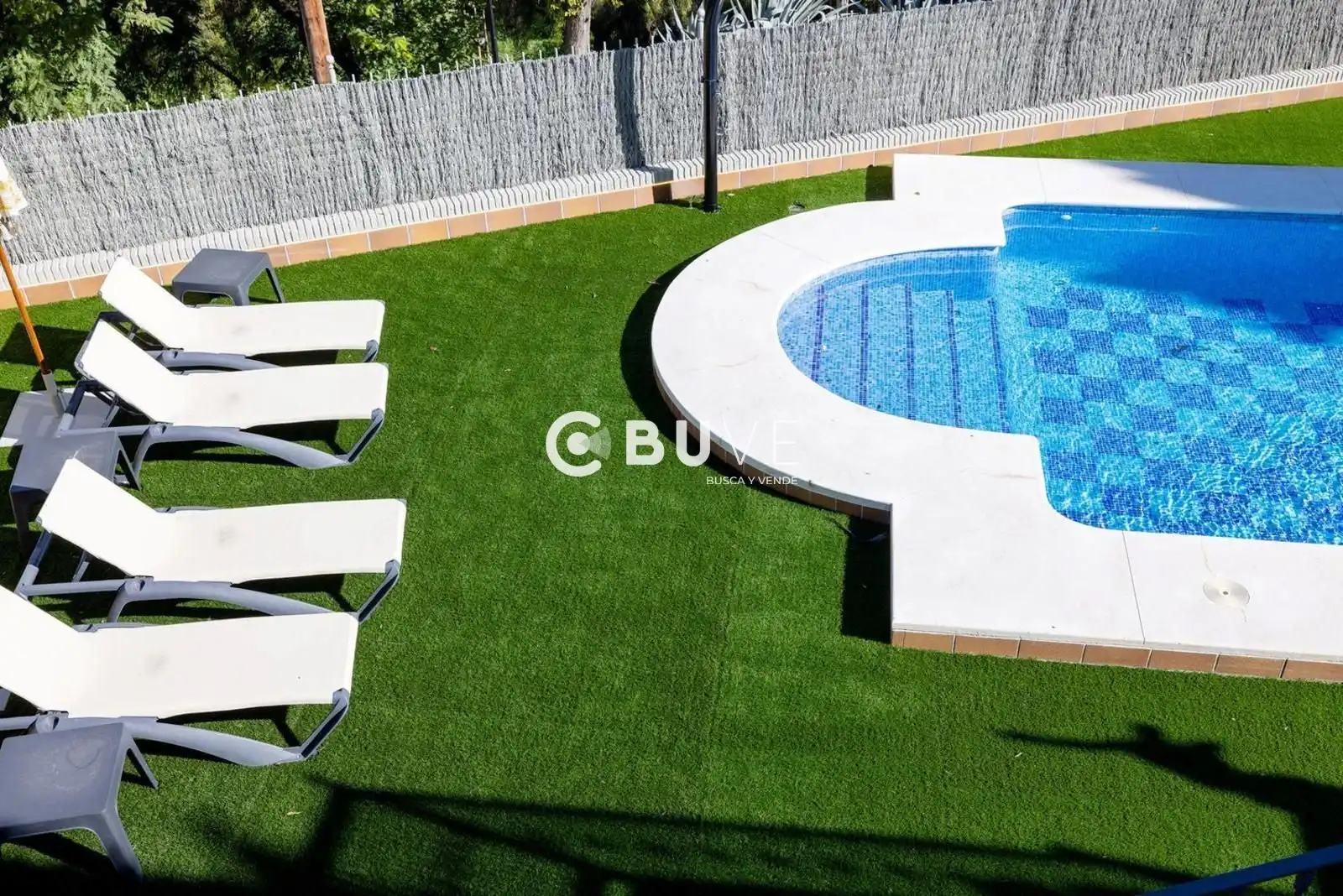 Piscina de Casa adosada en venda en Tomares amb Aire condicionat, Calefacció i Jardí privat