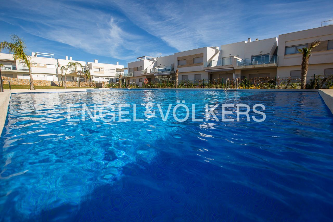 Piscina de Apartament en venda en Orihuela amb Aire condicionat, Calefacció i Jardí privat