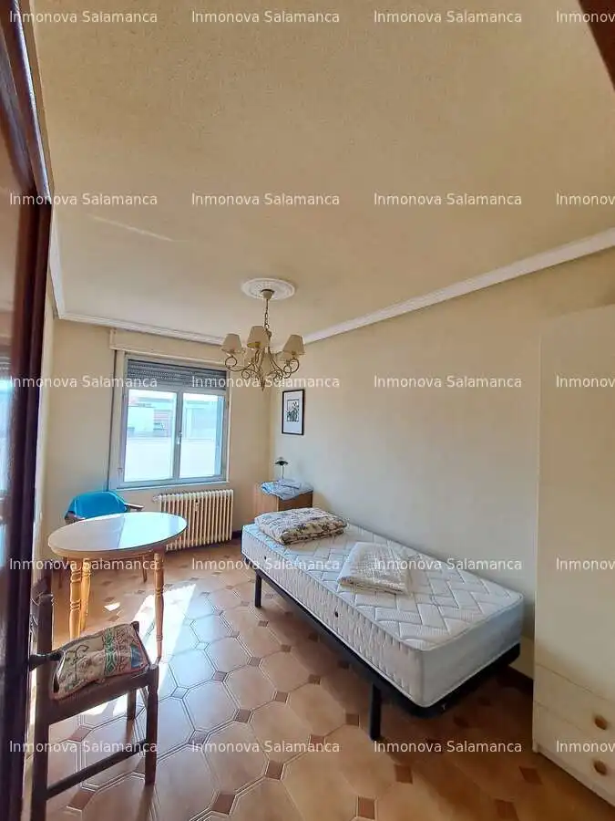 Schlafzimmer von Dachboden zur Miete in Salamanca mit Heizung und Möbliert
