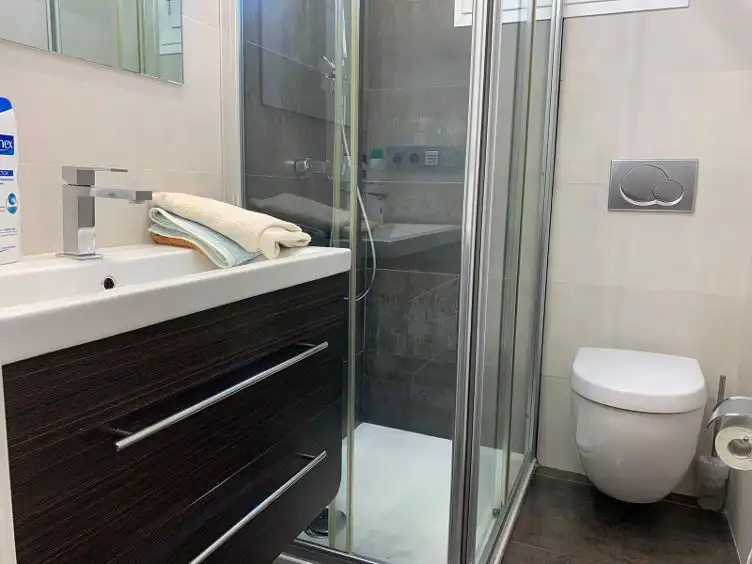 Baño de Piso de alquiler en  Pamplona / Iruña con Calefacción, Parquet y Amueblado