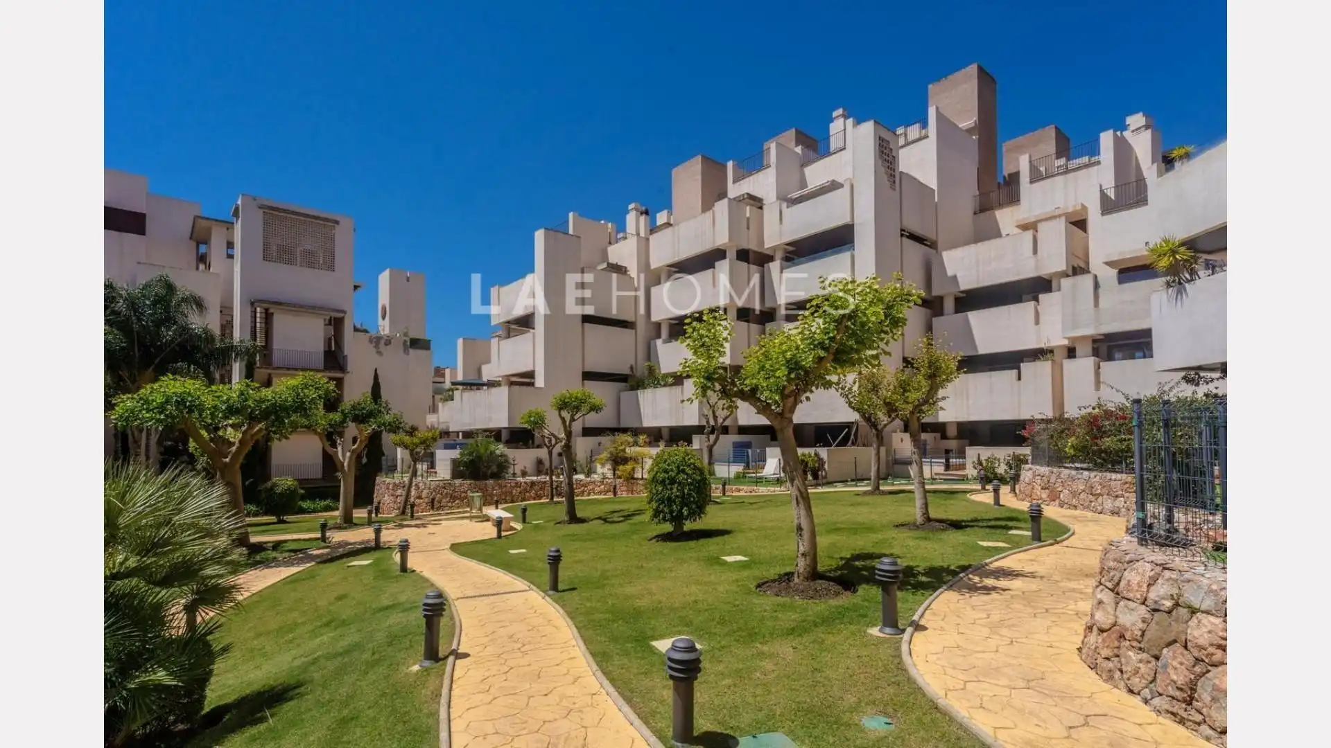 Außenansicht von Dachboden zum Verkauf in Estepona mit Privatgarten, Terrasse und Abstellraum