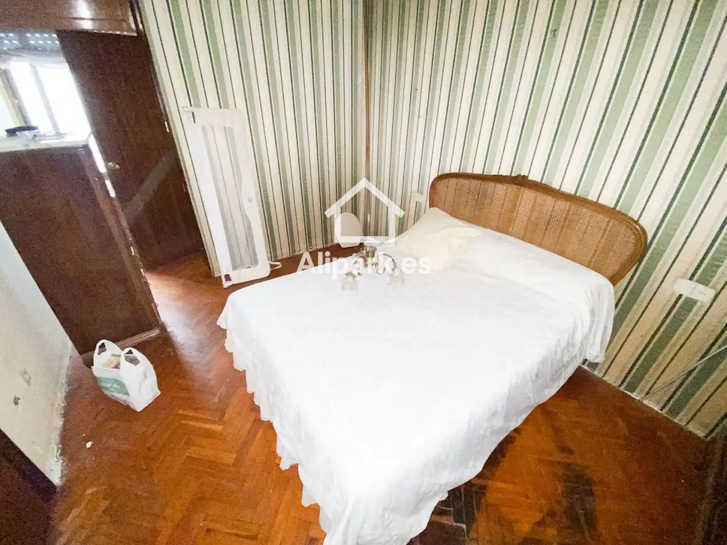 Habitación de Piso en venta en Alicante / Alacant con Aire acondicionado, Terraza y Balcón