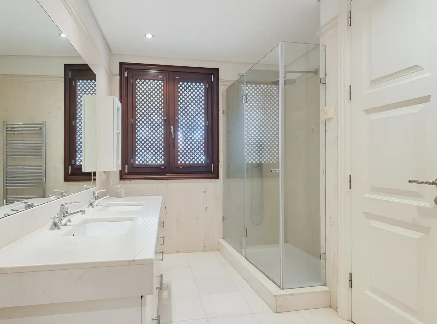 Bany de Apartament en venda en Estepona amb Aire condicionat, Terrassa i Piscina